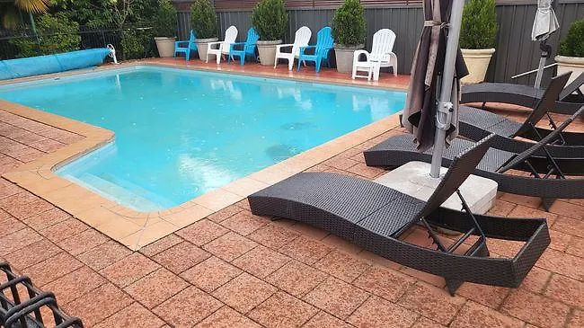 Country Plaza Motel Куинбиан