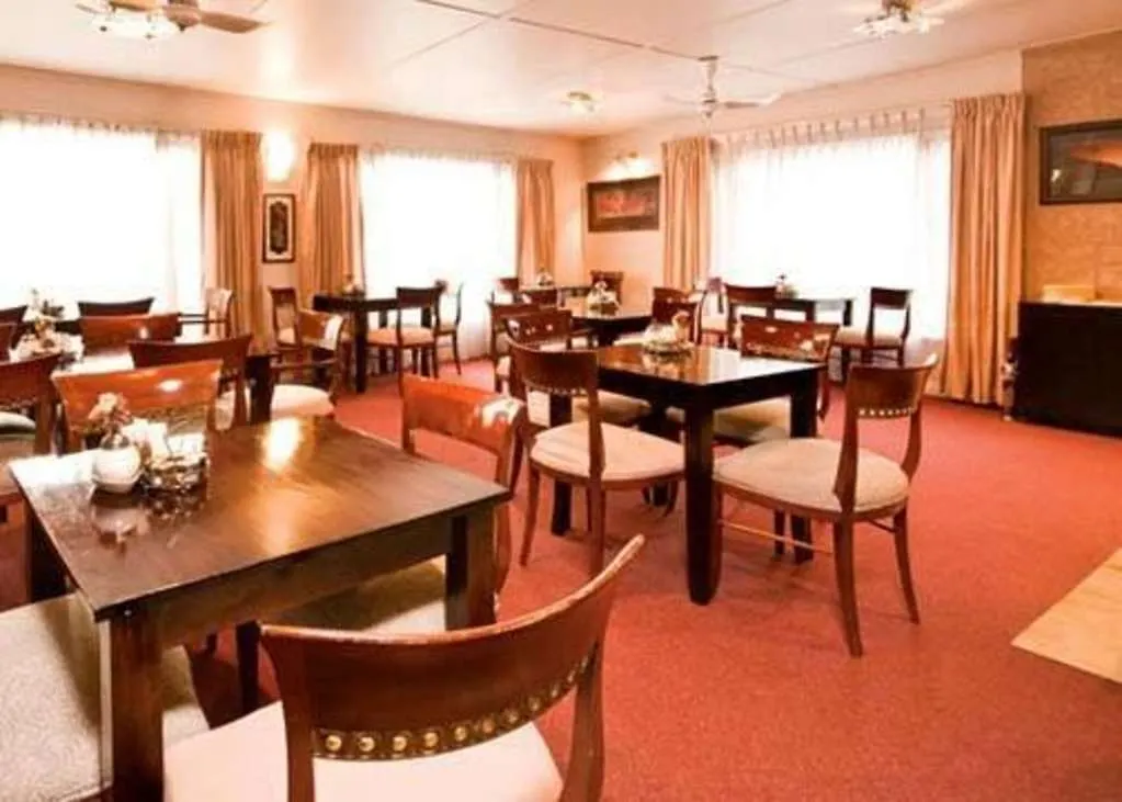 Country Plaza Motel Куинбиан